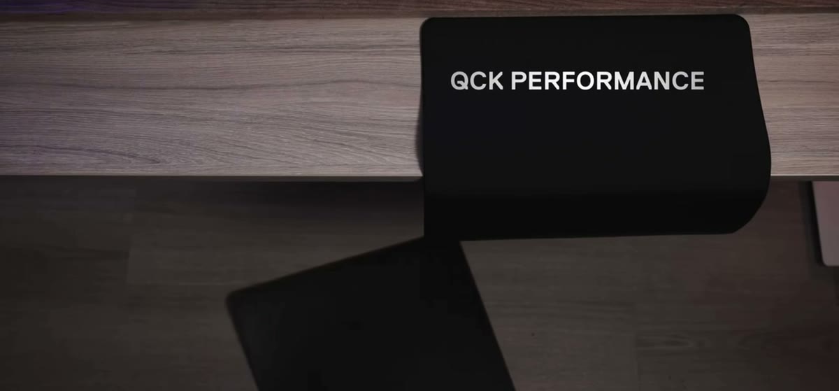 QcK Performance on a desk